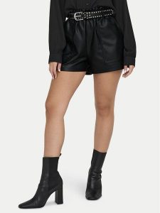 JDY Szorty z imitacji skóry Maya 15336992 Czarny Regular Fit. Czarne szorty JDY, bez wzorów, ze skóry. Za 79,99 zł.