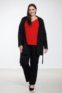 Klasyczne czarne spodnie z prostą nogawką i wysokim stanem OVERSIZE PLUS SIZE XXL. Czarne marynarki i żakiety Moda Size Plus Iwanek, bez wzorów, z nylonu, z podwyższonym stanem, krótkie. Za 189,90 zł.