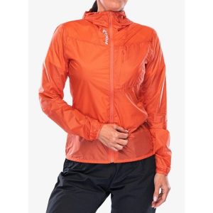 Kurtka przeciwwiatrowa damska Inov-8 Windshell. Czerwone kurtki Inov-8, bez wzorów, bez kaptura. Za 349,99 zł.