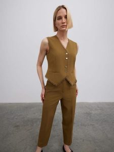 BGN Kamizelka w kolorze jasnobrązowym rozmiar: 38. Brązowe kamizelki BGN, bez wzorów, bez kołnierzyka, bez ramiączek, bez kaptura. Za 95,92 zł.