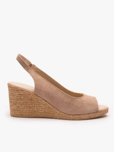 Beżowe sandały na koturnie. Brązowe sandały Ryłko, bez wzorów, ze skóry, z okrągłym noskiem, bez obcasa, na koturnie, bez zapięcia. Za 379,99 zł.