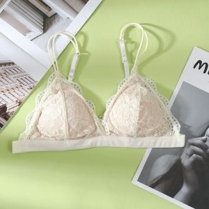 Koronkowa braletka bez fiszbin na co dzień Roelfine. Czerwone biustonosze Intica, bez wzorów, z koronki. Za 69,00 zł.