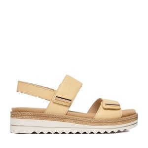 Sandały Remonte. Żółte sandały Remonte, bez wzorów, bez obcasa, na płaskiej podeszwie, bez zapięcia. Za 379,99 zł.