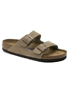 Birkenstock Skórzane klapki w kolorze beżowym rozmiar: 41. Brązowe klapki Birkenstock, bez wzorów, z nubiku, z otwartym noskiem, bez obcasa. Za 424,95 zł.