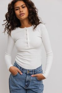 Dopasowany top z dekoltem na zatrzaski w kolorze CLASSIC WHITE - MOODY NAP-L. Białe topy Marsala, l, bez wzorów, z bawełny, bez kołnierzyka, bez ramiączek. Za 179,90 zł.