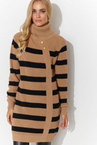 Kamelowo -Czarny Sweter Damski w Kontrastowe Paski. Czarne swetry klasyczne Makadamia, uniwersalny, z materiału, bez kołnierzyka. Za 289,90 zł.