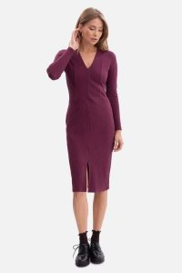 Bawełniana sukienka dzianinowa ołówkowa z dekoltem V fiolet. Sukienki Bewear, do pracy, s, bez wzorów, z bawełny, biznesowe, bez kołnierzyka, bez ramiączek, ołówkowe. Za 249,00 zł.