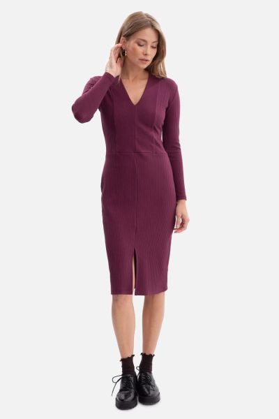 Bawełniana sukienka dzianinowa ołówkowa z dekoltem V fiolet. Sukienki Bewear, do pracy, s, bez wzorów, z bawełny, biznesowe, bez kołnierzyka, bez ramiączek, ołówkowe. Za 249,00 zł.