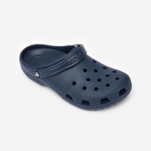 Klapki Crocs Classic. Niebieskie klapki Crocs, bez wzorów, bez obcasa. Za 239,99 zł.