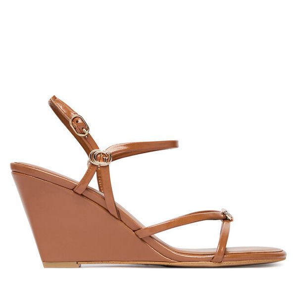 Sandały Guess. Brązowe sandały Guess, z aplikacjami, bez obcasa, na koturnie, bez zapięcia. Za 494,99 zł.