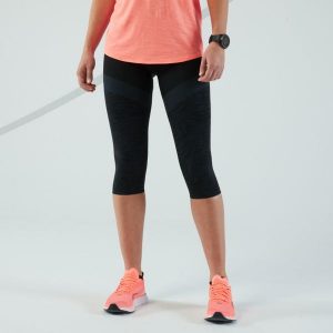Legginsy do biegania krótkie damskie Kiprun Care. Czarne legginsy KIPRUN, bez wzorów, z elastanu, z podwyższonym stanem, krótkie. Za 59,99 zł.