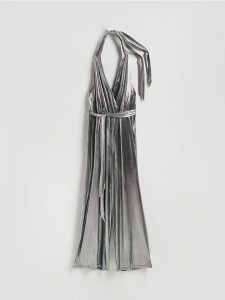 Błyszczący kombinezon z paskiem - srebrny. Szare kombinezony Reserved, l, bez wzorów, z dzianiny, bez kołnierzyka, bez ramiączek. Za 199,99 zł.