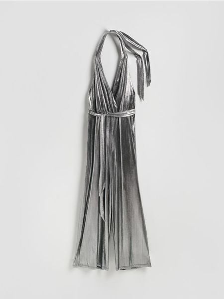 Błyszczący kombinezon z paskiem - srebrny. Szare kombinezony Reserved, l, bez wzorów, z dzianiny, bez kołnierzyka, bez ramiączek. Za 199,99 zł.