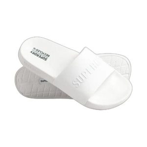 Damskie klapki basenowe z logo Superdry Code. Białe klapki Superdry, bez wzorów, z materiału, bez obcasa. Za 141,85 zł.