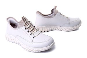 RIEKER M5357-80 white, półbuty damskie. Białe półbuty Rieker, bez wzorów, bez obcasa, bez zapięcia. Za 244,93 zł.