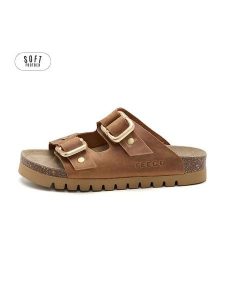 Teegu Skórzane klapki w kolorze jasnobrązowym rozmiar: 40. Brązowe klapki teegu, bez wzorów, z otwartym noskiem, bez obcasa. Za 195,99 zł.