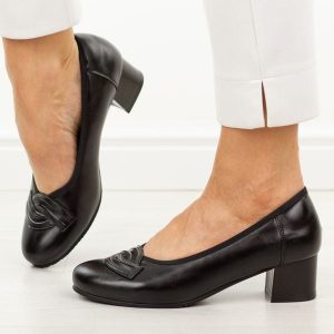 Czarne skórzane czółenka damskie Potocki 19412. Czarne czółenka POTOCKI, bez wzorów, ze skóry, z okrągłym noskiem, bez obcasa, na obcasie, bez zapięcia. Za 219,00 zł.