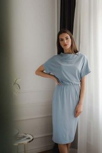 Niebieska Sukienka Midi z Krótkim Kimonowym Rękawem. Niebieskie sukienki Figl, s, bez wzorów, z elastanu, wizytowe, bez kołnierzyka, bez ramiączek, midi. Za 319,00 zł.