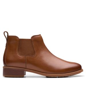 Sztyblety Clarks. Brązowe botki Clarks, bez wzorów, bez obcasa, na płaskiej podeszwie, bez zapięcia. Za 429,99 zł.