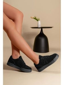 C'M Sneakersy w kolorze czarnym rozmiar: 40. Czarne trampki C'M, bez wzorów, bez zapięcia. Za 100,99 zł.