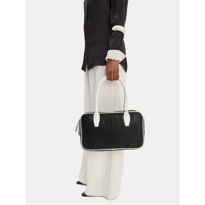 Torebka GINO ROSSI. Czarne kuferki Gino Rossi, bez wzorów, bez dodatków. Za 229,99 zł.