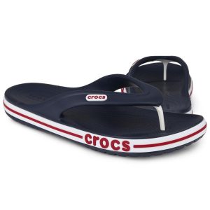Japonki plażowe Crocs BAYABAND FLIP. Białe klapki Crocs, bez wzorów, bez obcasa. Za 153,15 zł.