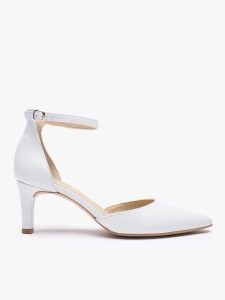 Białe ślubne czółenka ze skóry licowej. Białe czółenka Ryłko, bez wzorów, z gumy, bez obcasa, na obcasie, bez zapięcia. Za 399,99 zł.