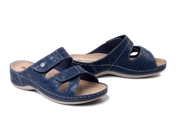 DR. BRINKMANN 700738-05 blau, klapki damskie. Niebieskie klapki Dr. Brinkmann, bez wzorów, ze skóry, bez obcasa. Za 199,90 zł.