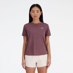 Koszulka damska New Balance WT41253LRC – fioletowa. Fioletowe bluzki New Balance, s, bez wzorów, z materiału, sportowe, bez kołnierzyka, bez ramiączek. Za 99,99 zł.