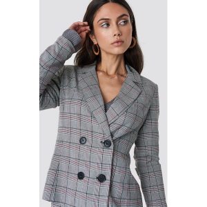 Dilara x NA-KD Dwurzędowa marynarka w kratkę - Grey. Marynarki i żakiety marki Dilara x NA-KD. W wyprzedaży za 121,47 zł.