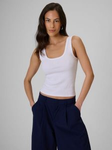 4F Top slim z prążkowanej dzianiny damski - biały S. Białe topy 4f, s, bez wzorów, z bawełny, bez kołnierzyka, bez ramiączek. Za 59,99 zł.