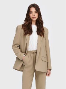 ONLY Marynarka Milian 15264609 Beżowy Regular Fit. Brązowe marynarki i żakiety ONLY, bez wzorów, z syntetyku. Za 369,99 zł.