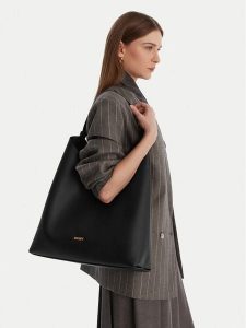 DKNY Torebka R54CAO07 Czarny. Czarne torebki klasyczne DKNY, bez wzorów, ze skóry, bez dodatków. Za 599,99 zł.