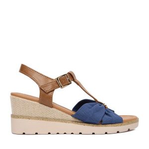 Sandały Beverly Hills Polo Club. Niebieskie sandały Beverly Hills Polo Club, bez wzorów, bez obcasa, na koturnie, bez zapięcia. Za 149,99 zł.