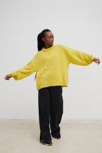 Sweter oversize z bufiastymi rękawami w kolorze LEMON - RIVERO-UNI. Niebieskie swetry klasyczne Marsala, na lato, bez wzorów, z wełny, bez ramiączek. Za 249,90 zł.