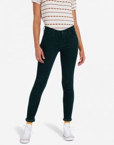 WRANGLER SKINNY SPODNIE DAMSKIE PINE W28KWLG01 112128355. Zielone rurki Wrangler, z jeansu. Za 189,99 zł.