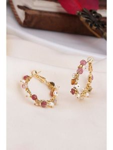 Pierres delicates Kolczyki-kreole w kolorze białym z perłami rozmiar: onesize. Różowe kolczyki Pierres delicates, z agatem, z mosiądzu. Za 65,99 zł.