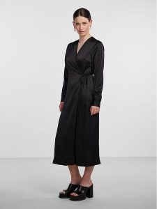 YAS Sukienka codzienna Pella 26030740 Czarny Regular Fit. Czarne kombinezony YAS, na co dzień, m, bez wzorów, z syntetyku, bez kołnierzyka, bez ramiączek, proste. Za 239,99 zł.