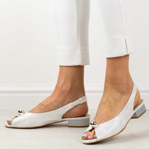 Srebrne satynowe sandały damskie na obcasie T.Sokolski L26-136s. Szare sandały Sokolski, bez wzorów, z satyny, bez obcasa, na obcasie, bez zapięcia. Za 179,00 zł.