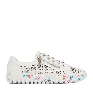 Półbuty Rieker. Białe półbuty Rieker, bez wzorów, bez obcasa, na płaskiej podeszwie, bez zapięcia. Za 379,99 zł.