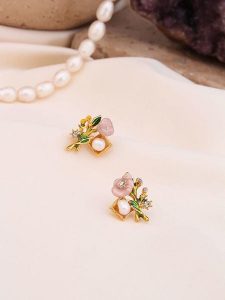 Pierres de Jade Pozłacane kolczyki-wkrętki z perłami i kamieniami szlachetnymi rozmiar: onesize. Białe kolczyki Pierres de Jade, z cyrkonią, pozłacane. Za 39,99 zł.