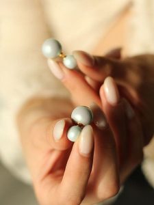 Pierres delicates Pozłacane kolczyki-wkrętki z perłami rozmiar: onesize. Niebieskie kolczyki Pierres delicates, z perłą, pozłacane. Za 39,99 zł.