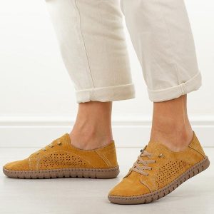 Żółte skórzane półbuty damskie Vinceza 95362. Żółte półbuty VINCEZA, na lato, w ażurowe wzory, z jeansu, z okrągłym noskiem, bez obcasa, bez zapięcia. W wyprzedaży za 197,10 zł.