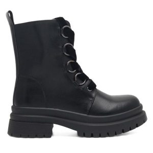 Trzewiki DeeZee. Czarne botki DeeZee, bez wzorów, bez obcasa, na płaskiej podeszwie, bez zapięcia. Za 125,99 zł.