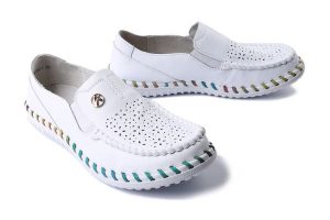 ARTIKER RELAKS 54C1511 white, półbuty damskie. Białe półbuty Artiker Relaks, na lato, bez wzorów, bez obcasa, na płaskiej podeszwie, bez zapięcia. Za 175,92 zł.