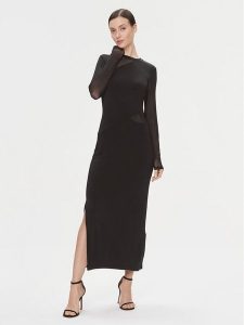 Bruuns Bazaar Sukienka koktajlowa Mandevilla BBW3665 Czarny Regular Fit. Czarne kombinezony Bruuns Bazaar, xs, bez wzorów, z wiskozy, wizytowe, bez kołnierzyka, bez ramiączek. Za 599,99 zł.