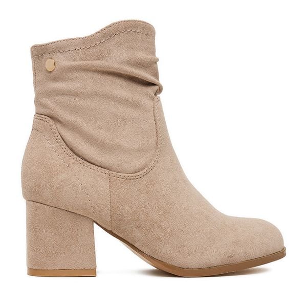 Botki JENNY. Brązowe botki Jenny, bez wzorów, bez obcasa, na słupku, bez zapięcia. Za 159,99 zł.
