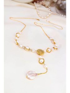 Pierres delicates Naszyjnik w kolorze białym z perłami i zawieszką - dł. 60 cm rozmiar: onesize. Białe naszyjniki Pierres delicates, z perłą, z mosiądzu. Za 152,99 zł.