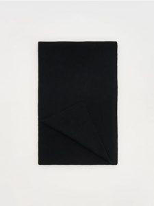 Wełniany szalik z kaszmirem - czarny. Czarne szaliki Reserved, bez wzorów, z kaszmiru. W wyprzedaży za 119,99 zł.