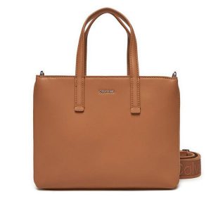 Torebka Calvin Klein. Brązowe torebki klasyczne Calvin Klein, bez wzorów, bez dodatków. Za 379,99 zł.